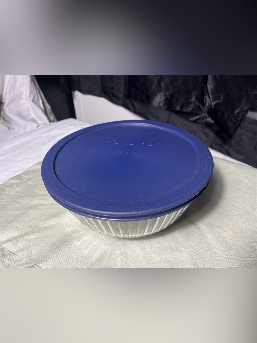 Pyrex Glass Bowl 10 cup 7403-S with Deep Blue Plastic Lid
